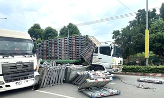 Người đi đường khiếp vía khi xe đầu kéo chở hàng tấn sắt đứt xích