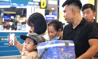 Những công nhân lần đầu được đi máy bay về quê ăn tết