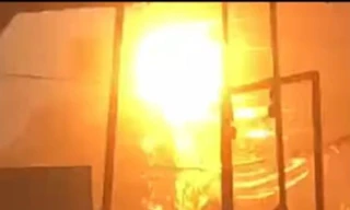 Cột điện phát nổ, cháy rực trong mưa lớn ở Bình Dương