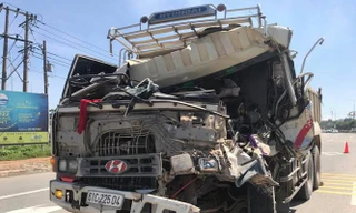 Đầu xe ben bẹp dúm sau tai nạn, tài xế mắc kẹt trong cabin