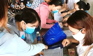 Hàng trăm công nhân xếp hàng nhận tiền... thất nghiệp