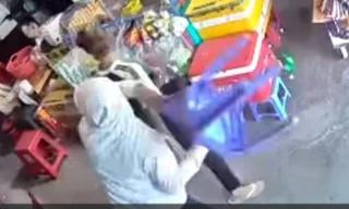 Đang học bài, nam sinh bị nhóm thiếu niên xông vào nhà đánh túi bụi