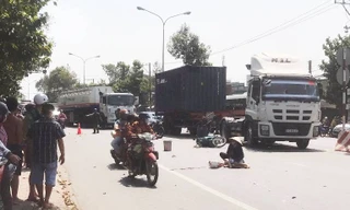 Va chạm với xe tải, hai 2 ông cháu tử vong 