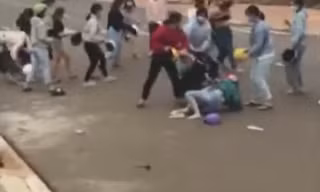 Xác minh nhóm nữ học sinh đánh nhau giữa lúc đang cách ly xã hội 