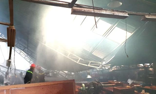 Xưởng sản xuất đồ gỗ ở Bình Dương đổ sập sau hỏa hoạn