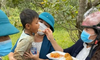 Bé 3 tuổi trốn trong bụi tre làm hơn 100 người xuyên đêm đi tìm 