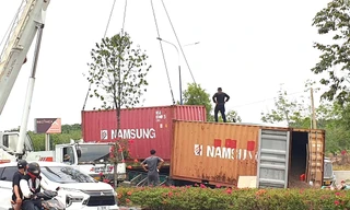 Hai xe container gặp nạn trên đường huyết mạch ở Bình Dương