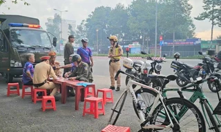 Cảnh sát Bình Dương lập chốt xử lý nhiều người đi xe đạp thể dục tạt đầu ô tô