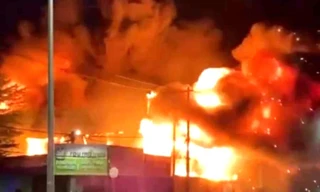 Lửa cháy đỏ rực bao trùm nhà sách lớn ở Bình Phước