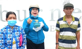 Nhóm công nhân sáng đi làm bất ngờ thấy nhà máy đóng cửa đã được trả lương