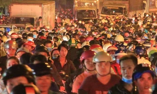 Hàng vạn người về quê nghỉ lễ, trạm thu phí cửa ngõ Bình Dương xả trạm vẫn ùn ứ