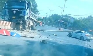 Clip xe ben chồm lên giải phân cách cứng ở Bình Phước