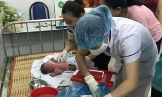 Bé sơ sinh còn dây rốn bị bỏ rơi ngoài ruộng 