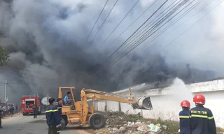 Lửa bao trùm cty gỗ rộng 10.000 m2, cả chục xe cứu hoả được huy động