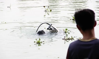 Người nhái trục vớt 2 thanh niên đuối nước trong công viên