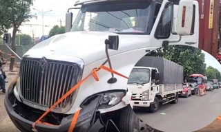 Xe container lao vào khu vực đang thi công ở Bình Dương, đường ùn ứ kéo dài