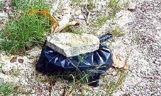 Phát hiện thi thể trẻ sơ sinh đựng trong hộp nhựa vứt bên đường