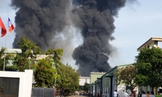 'Bà hỏa' thiêu rụi công ty sản xuất nệm mút ở Bình Dương