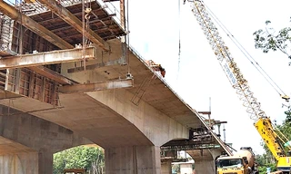 Dự án cầu đường dài hơn 800m nối 2 tỉnh nhưng sau 2 năm vẫn ngổn ngang