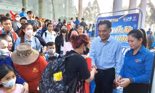 Thanh niên công nhân Bình Dương về quê đón Tết trên chuyến xe 0 đồng