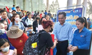 Thanh niên công nhân Bình Dương về quê đón Tết trên chuyến xe 0 đồng