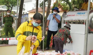 ATM gạo miễn phí ở Bình Dương: Ai nhận đều phát, ăn hết lại đến lấy