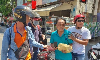 Tên cướp bị anh Nguyễn Thanh Hải và đồng đội bắt giữ giao công an