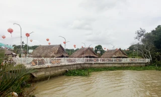 Phim trường, nhà hàng trái phép mọc như 'nấm' bên sông