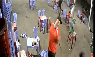 Clip: Cô gái bất lực nhìn bạn cầm mã tấu chém người trong quán nhậu