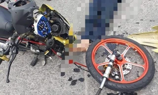 Xe máy đấu đầu biến dạng, hai người nguy kịch
