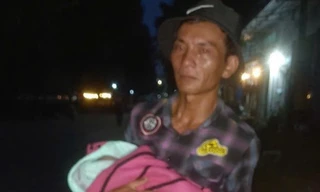 Thực hư người cha bế con mới sinh đi tìm vợ gây xôn xao 