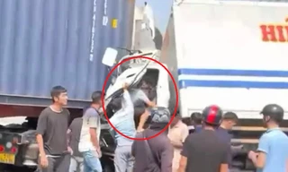 Phá cửa giải cứu tài xế mắc kẹt trong cabin xe tải biến dạng