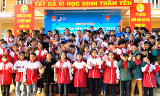 Tuổi trẻ Bình Dương vượt nghìn cây số mang áo ấm đến trẻ em vùng cao