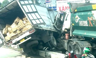 Xe tải và xe ben đâm nhau biến dạng trên tuyến đường huyết mạch ở Bình Dương