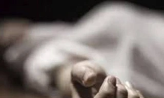 Thi thể nam thanh niên nằm trên vũng máu, có vết thương