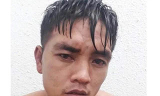 Bị công an bao vây, kẻ truy nã hai tay 2 dao chống trả quyết liệt