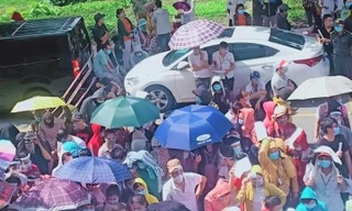 Người Bình Dương kéo nhau đi tiêm vắc xin như đi hội, ‘ngóng mỏi mắt rồi về’ 