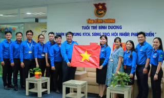 Cán bộ đoàn được tặng quà đặc biệt ngày Quốc khánh 2/9