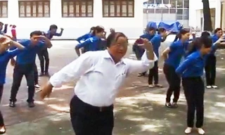 Thầy giáo 62 tuổi truyền lửa nghề cho Đoàn, Đội