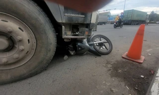 Kinh hoàng xe bồn lao vào nhiều xe máy đang chờ đèn đỏ 