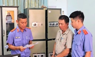 Bắt một cán bộ Chi cục Thi hành án dân sự 