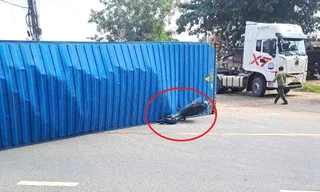 Người đàn ông thoát chết khi xe máy bị thùng container bất ngờ đè bẹp