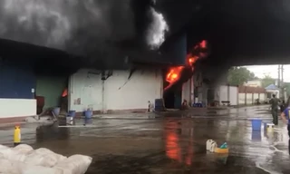 Lửa bao trùm kho chứa điều lớn ở Bình Phước