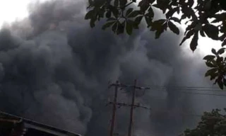 Nhà máy tôn cháy khói đen đặc phủ kín trời, người dân hoảng loạn tháo chạy