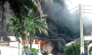 Khói lửa cuồn cuộn bao trùm công ty gỗ ở Bình Dương