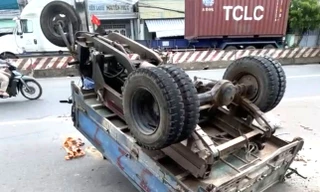 Xe ba gác lật ngửa, tài xế tử vong 