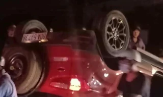 Ô tô lật ngửa giữa đường, tài xế người nước ngoài may mắn thoát chết 