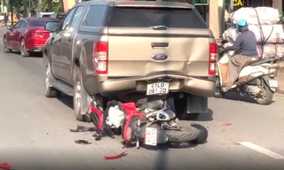 Video: Lao vào ô tô bán tải, người đàn ông đi xe máy nằm bất động 