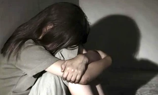 Mẹ ép con gái 12 tuổi quan hệ với tình trẻ để 'đổi đời'