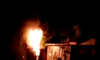 Bình Dương: Trụ điện bất ngờ nổ bùm bụp, cháy rực như đuốc trong đêm